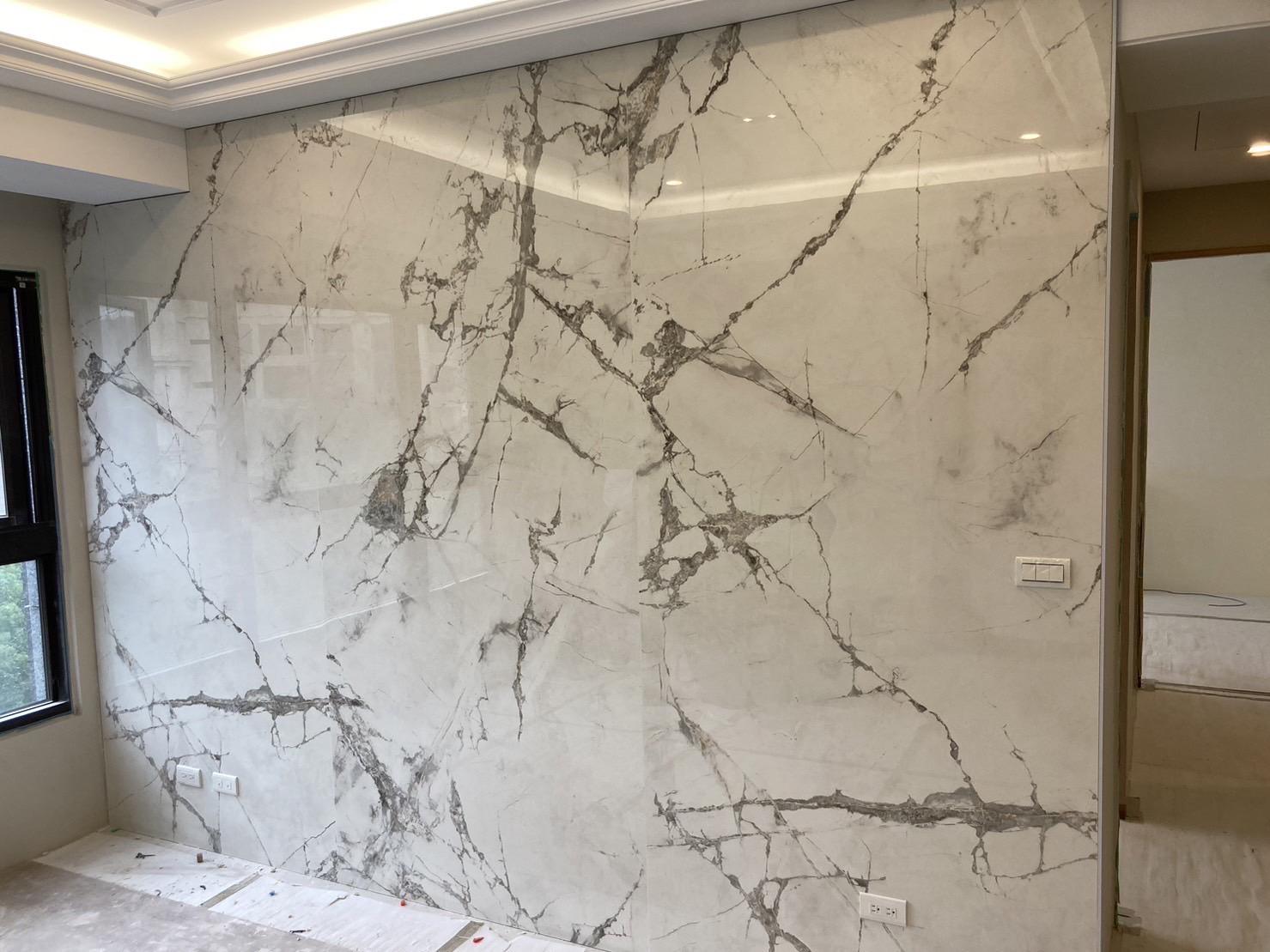 義大利岩板桌面、電視牆陶板磁磚特價-隱墨白大理石薄板磚-峰雅石AK1288702P